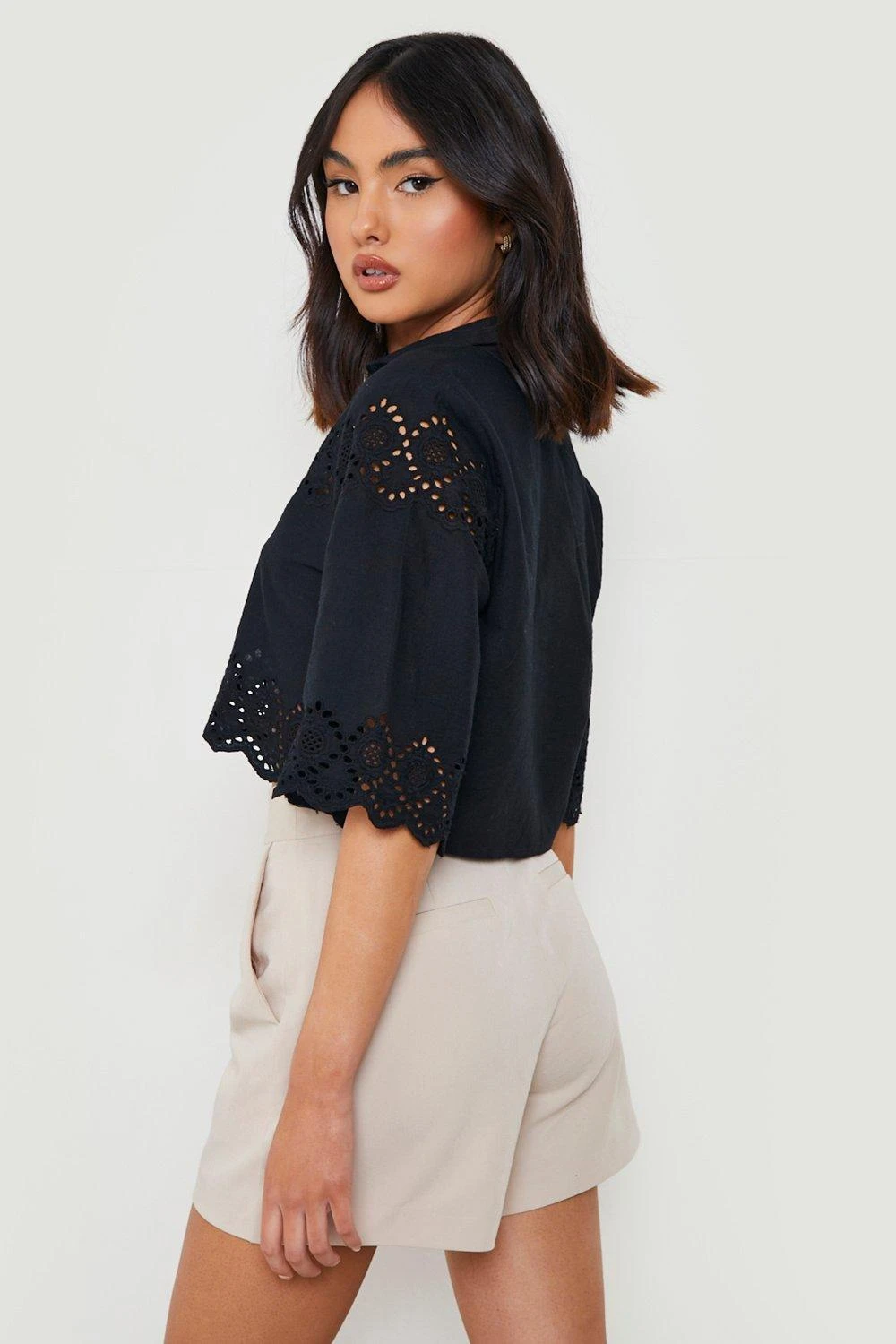 Kurzes Hemd Mit Lochmuster-Detail 4 Kurzes Hemd Mit Lochmuster-Detail – Bild 2