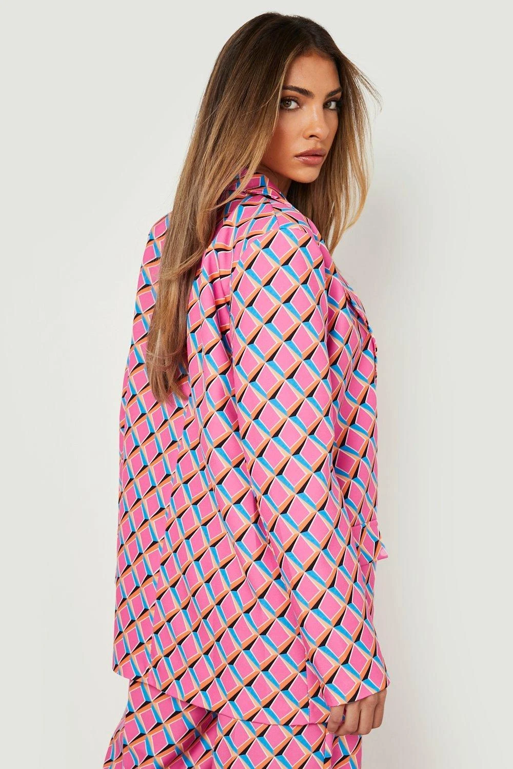 Gemusterter Blazer Mit Tiefem Ausschnitt 4 Gemusterter Blazer Mit Tiefem Ausschnitt – Bild 2