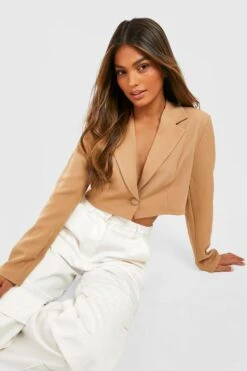 Kurzer Basic Basic Mit Knopf