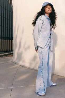 Gerade Jeans Mit Acid-Waschung Und Naht-Detail