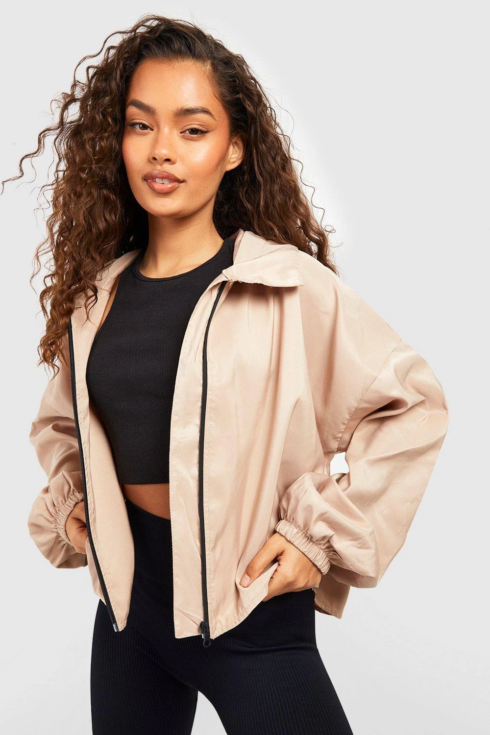 Kurze Regenjacke Mit Ballonärmeln Und Kapuze 3 Kurze Regenjacke Mit Ballonärmeln Und Kapuze