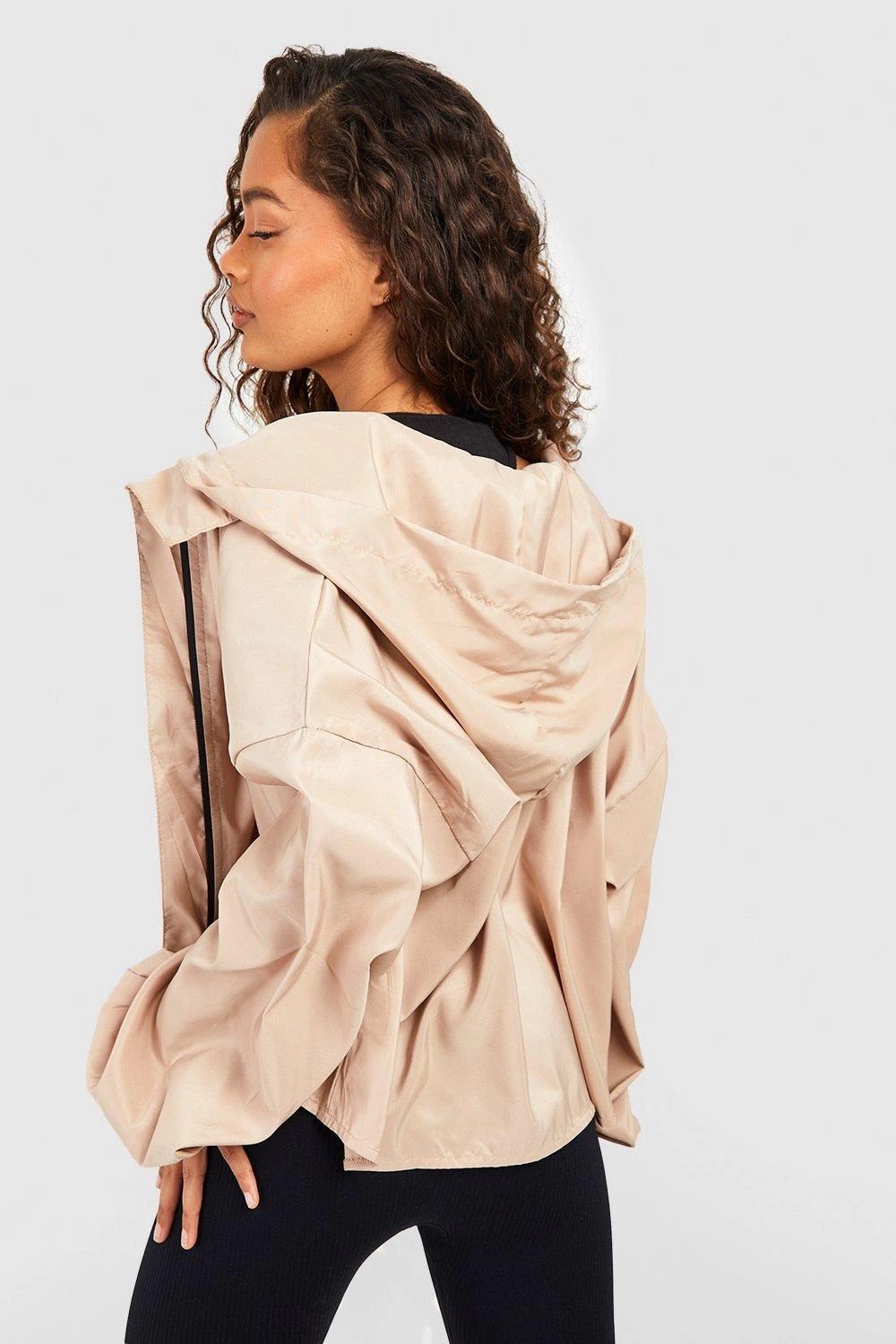 Kurze Regenjacke Mit Ballonärmeln Und Kapuze 4 Kurze Regenjacke Mit Ballonärmeln Und Kapuze – Bild 2