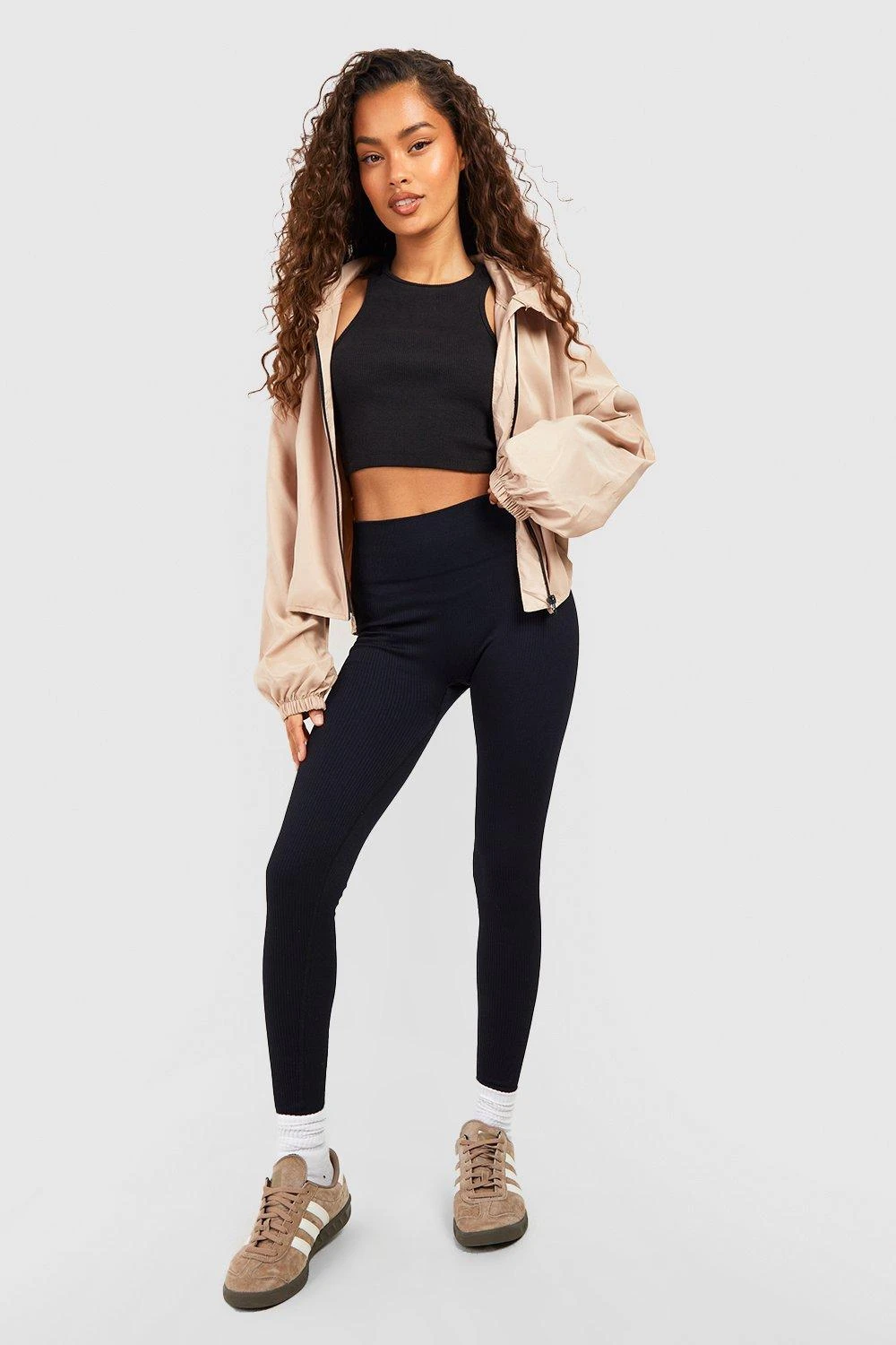 Kurze Regenjacke Mit Ballonärmeln Und Kapuze 5 Kurze Regenjacke Mit Ballonärmeln Und Kapuze – Bild 3